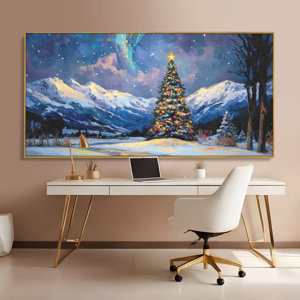 Tablou canvas cu tablou canvas cu brad impodobit noaptea, in rama de aluminiu auriu, pe perete intr-un birou
